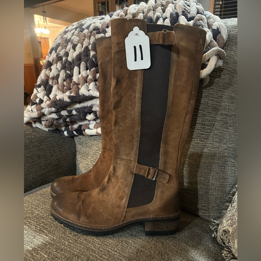 Very Volatile Women’s distressed leather boots